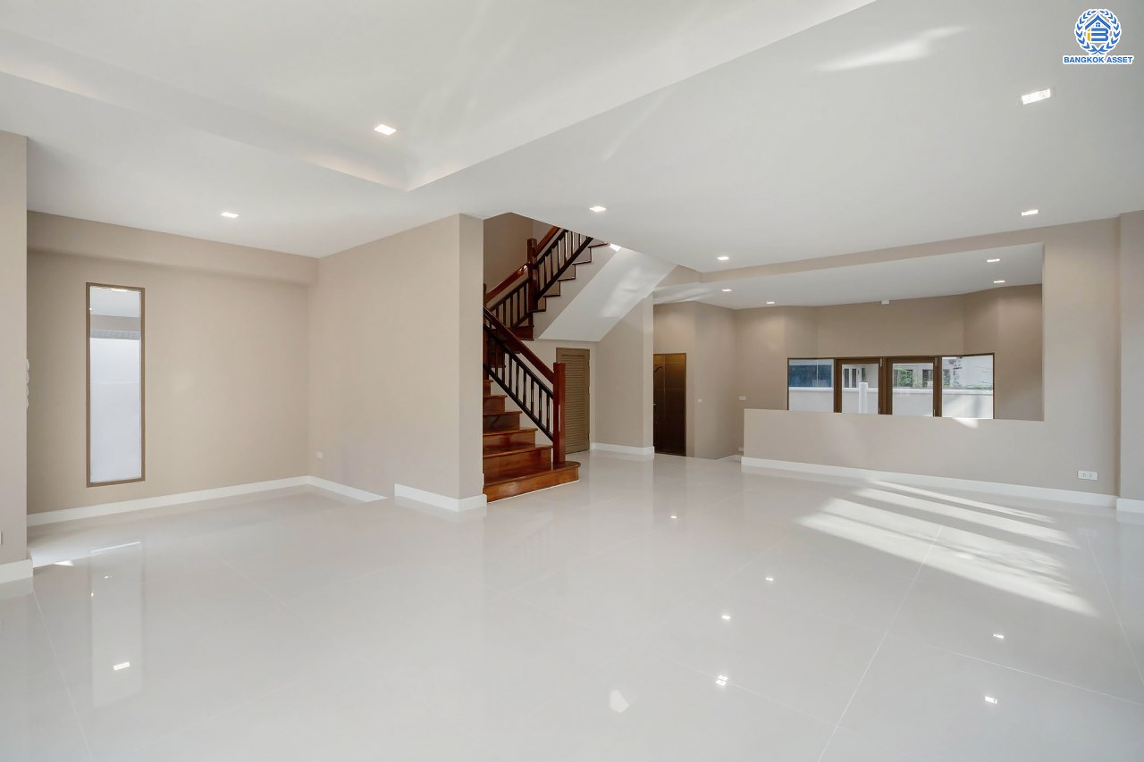 บ้านมือสองตกแต่งใหม่ ดีไซน์สวย โครงการ ซันไรซ์กรีน นวมินทร์ เนื้อที่ 75 ตร.ว. พื้นที่ใช้สอยมากถึง 338 ตร.ม. พร้อมฟังก์ชัน 4 ห้องนอน 4 ห้องน้ำ 1 ห้องแม่บ้าน จอดรถได้ 2 คัน รองรับทุกกิจกรรม บนทำเลเชื่อมต่อหลายเส้นทาง ใกล้รถไฟฟ้าสายสีชมพู "สถานีรามอินทรา" และจุดขึ้นทางด่วน "เอกมัย-รามอินทรา"